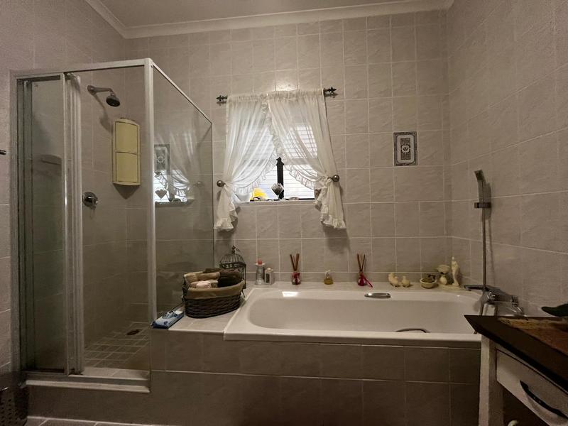 5 Bedroom Property for Sale in Rome Glen Western Cape